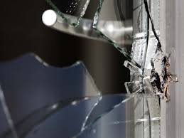 inbreker slaat raam in, om op deze manier vaak binnen te komen. inbraak